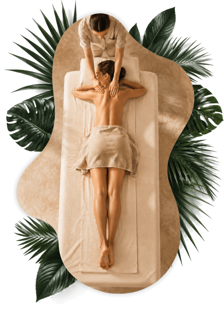 Entspannende Wellness-Rückenmassage in einem Spa mit tropischen Blättern und natürlicher Atmosphäre.